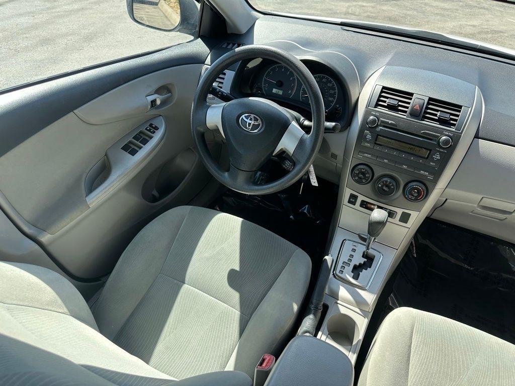 Toyota Corolla 4dr Sdn Auto LE (Natl) 2011