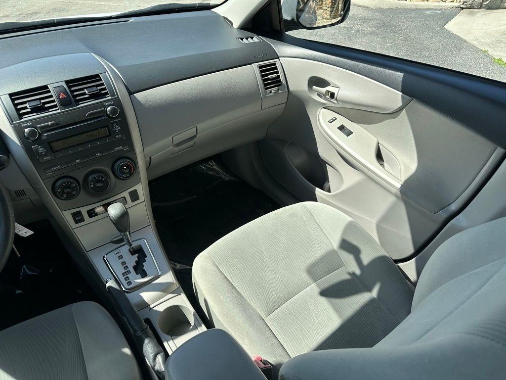 Toyota Corolla 4dr Sdn Auto LE (Natl) 2011