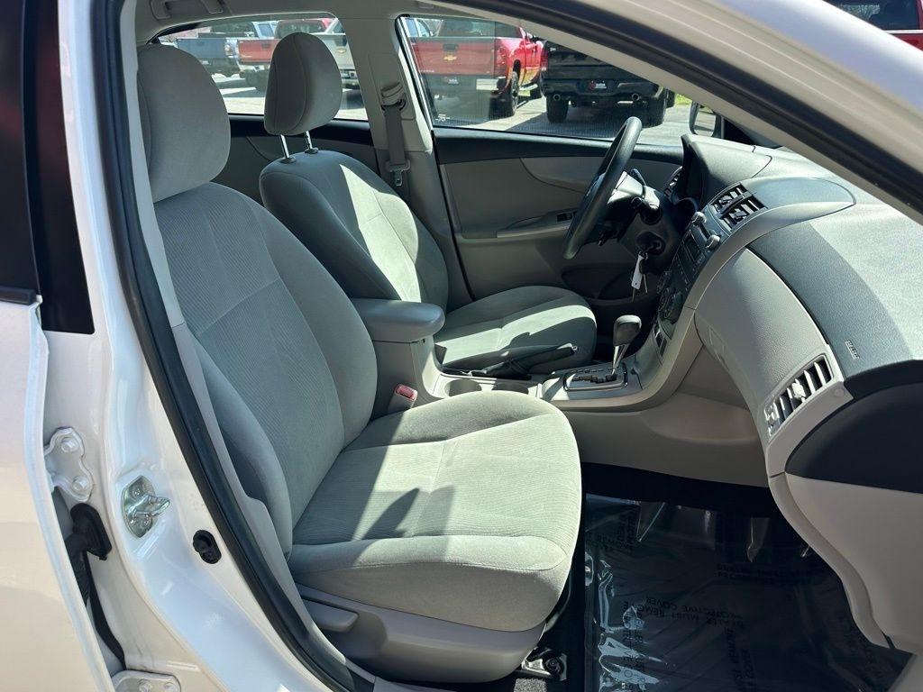 Toyota Corolla 4dr Sdn Auto LE (Natl) 2011