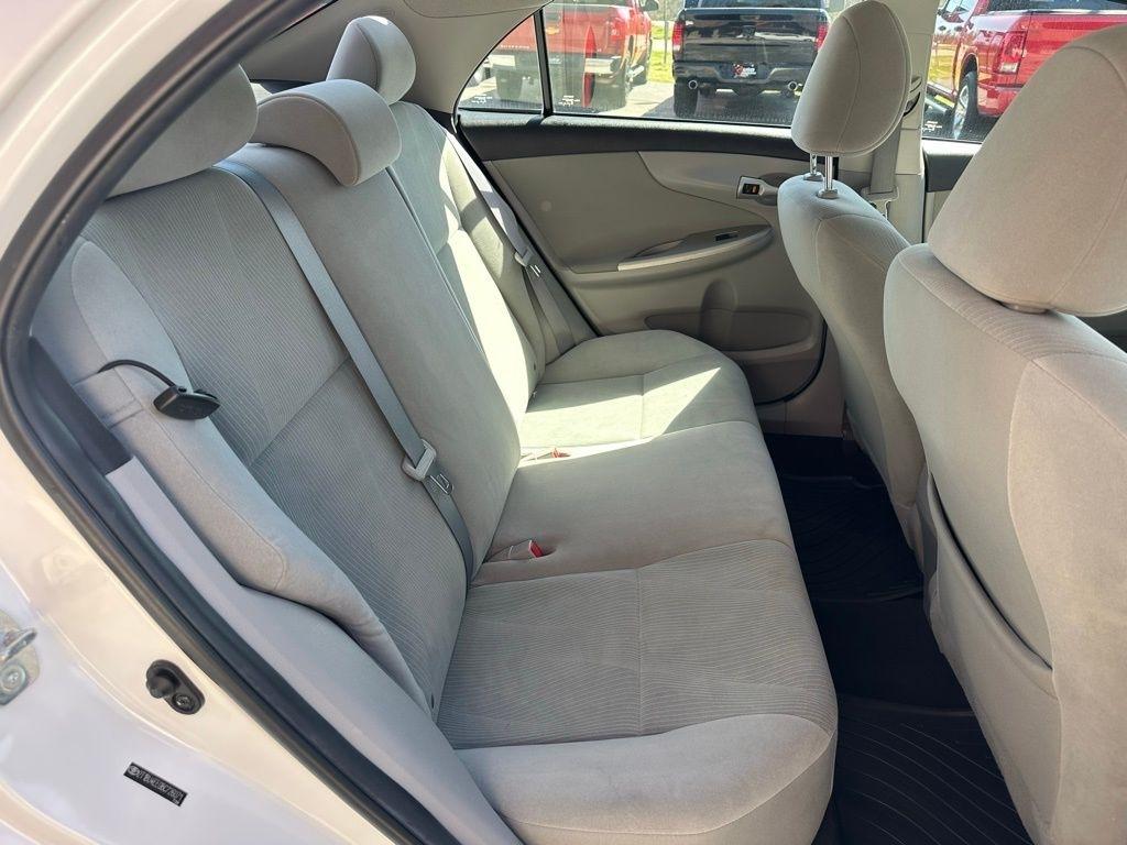 Toyota Corolla 4dr Sdn Auto LE (Natl) 2011