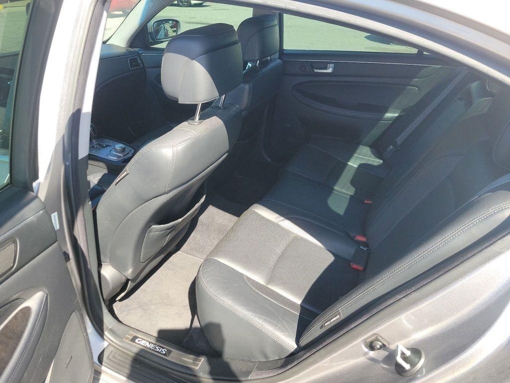 Hyundai Genesis 4dr Sdn V8 5.0L R-Spec 2012