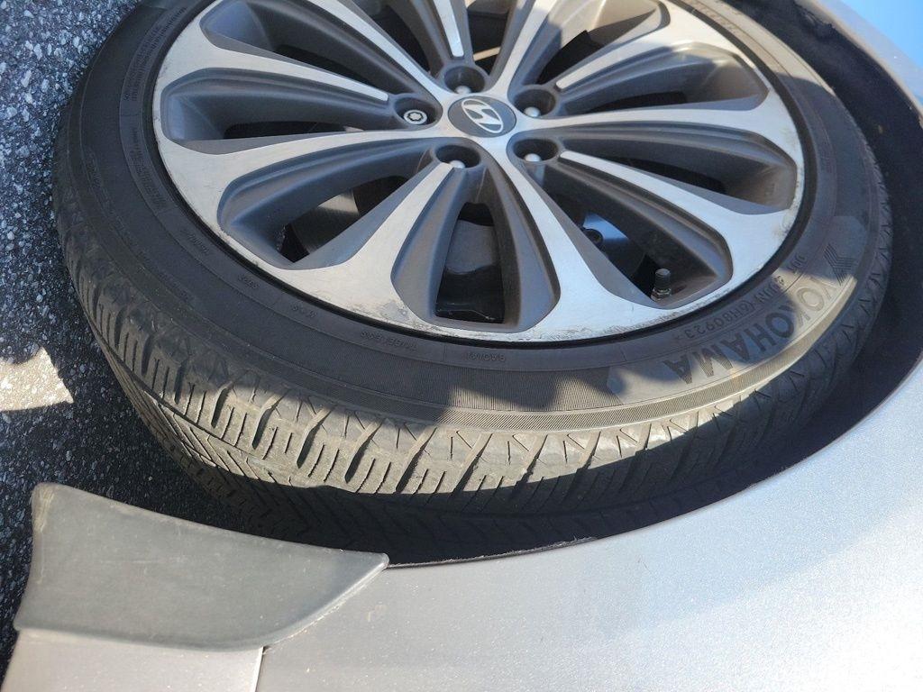 Hyundai Genesis 4dr Sdn V8 5.0L R-Spec 2012