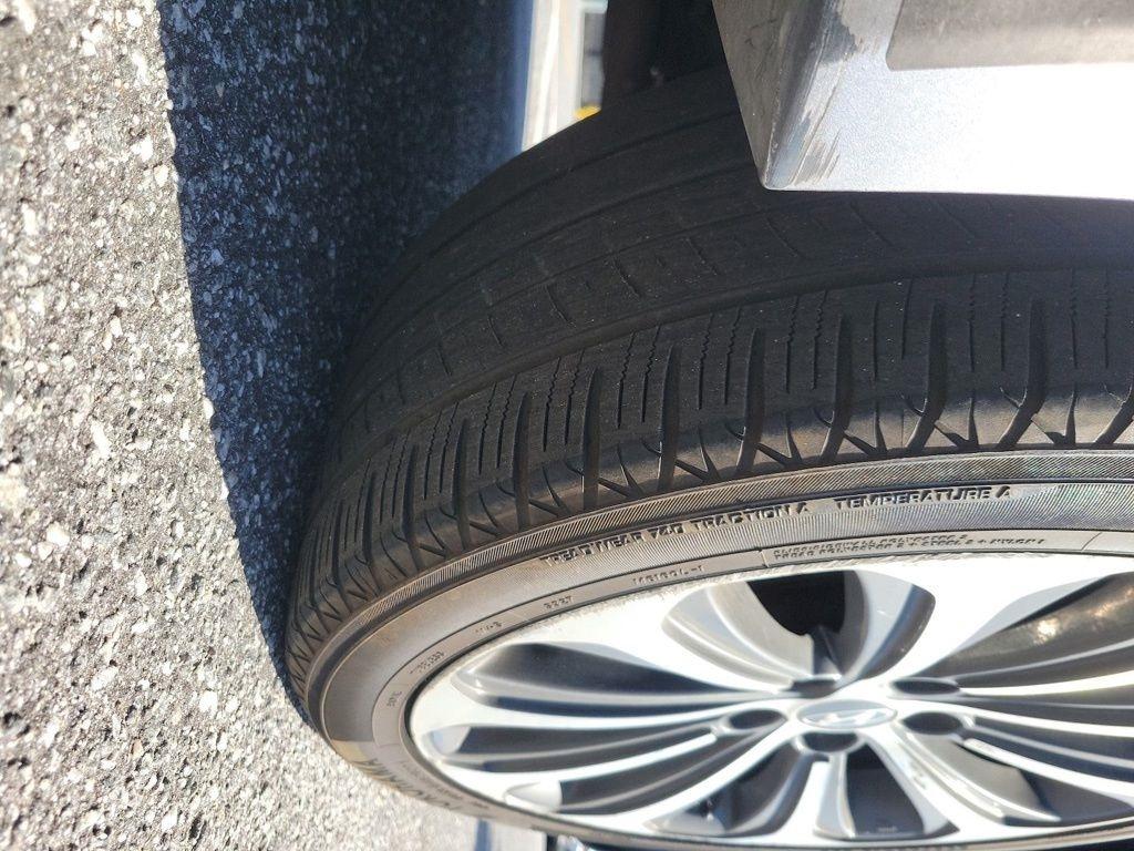 Hyundai Genesis 4dr Sdn V8 5.0L R-Spec 2012