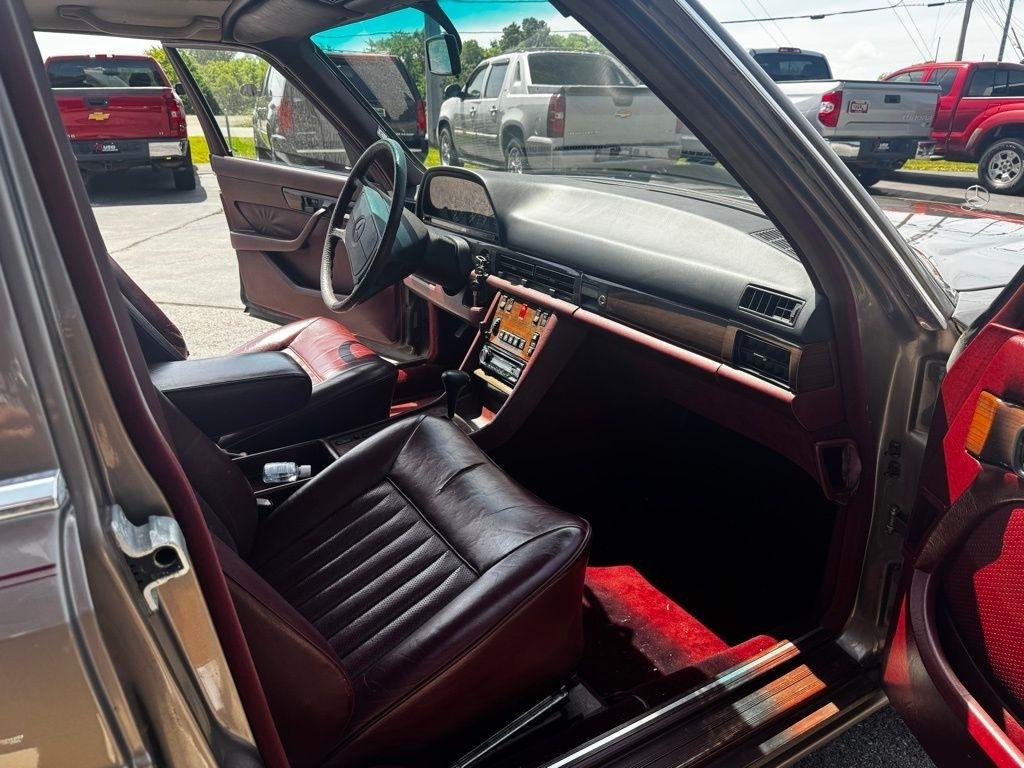 Mercedes-Benz 400-Class  1987