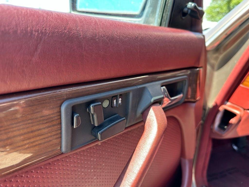 Mercedes-Benz 400-Class  1987