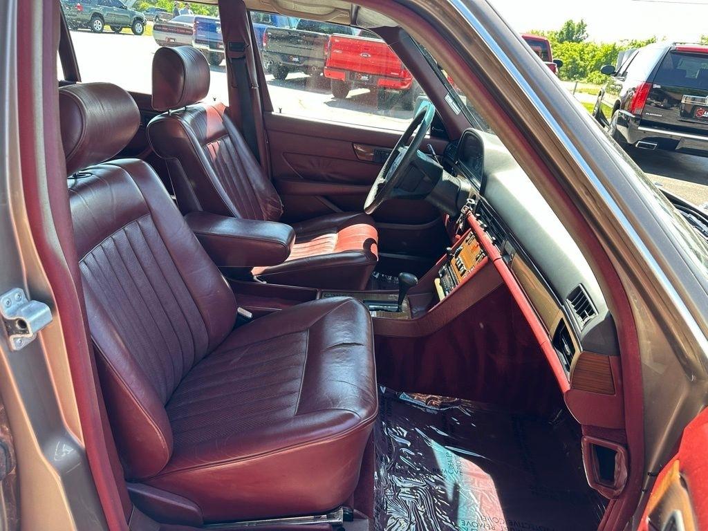 Mercedes-Benz 400-Class  1987