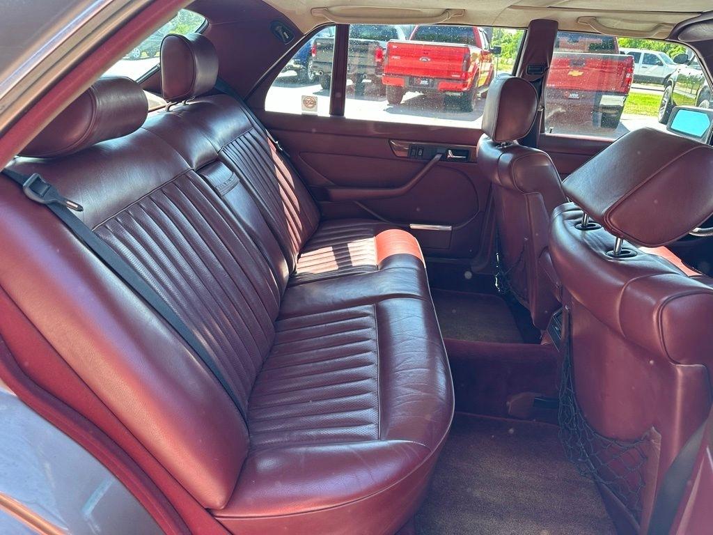 Mercedes-Benz 400-Class  1987
