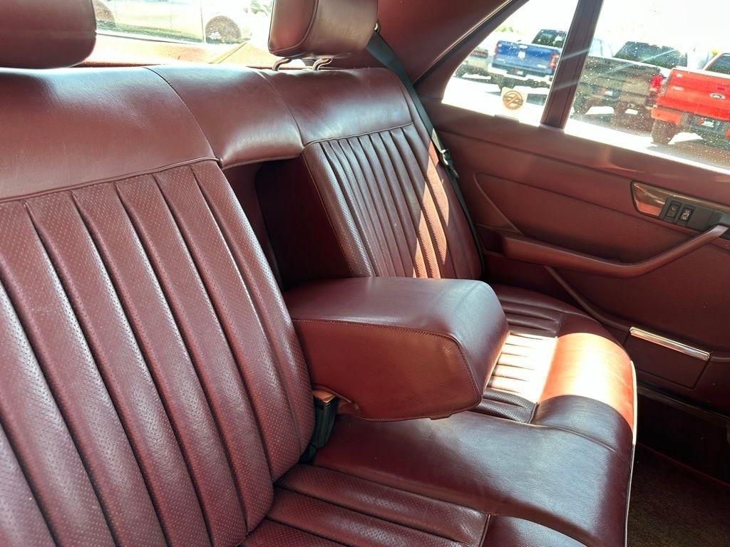 Mercedes-Benz 400-Class  1987