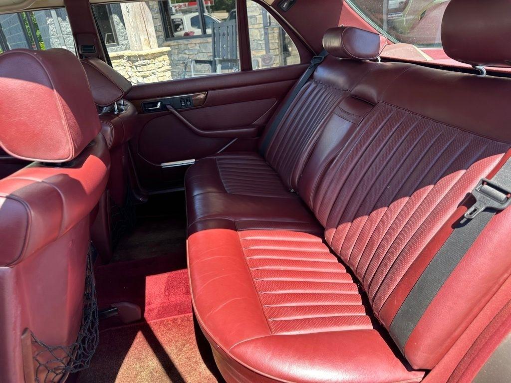 Mercedes-Benz 400-Class  1987