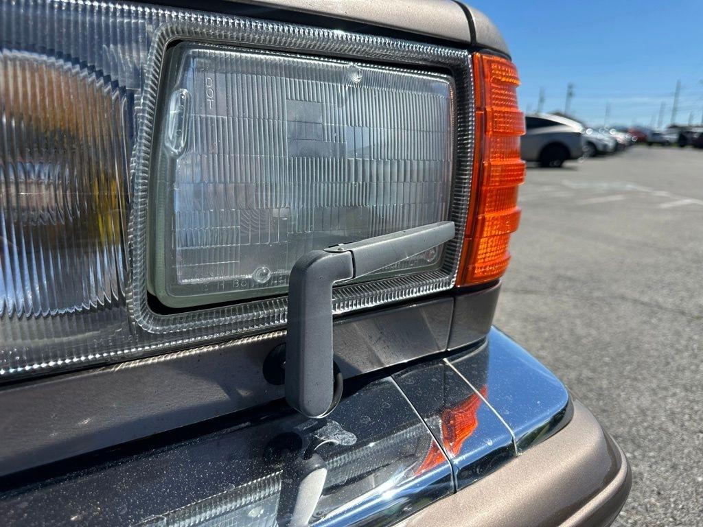 Mercedes-Benz 400-Class  1987