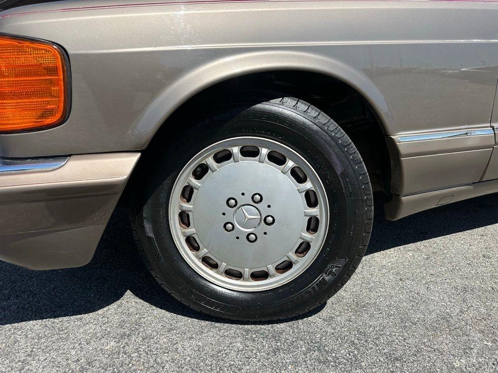 Mercedes-Benz 400-Class  1987