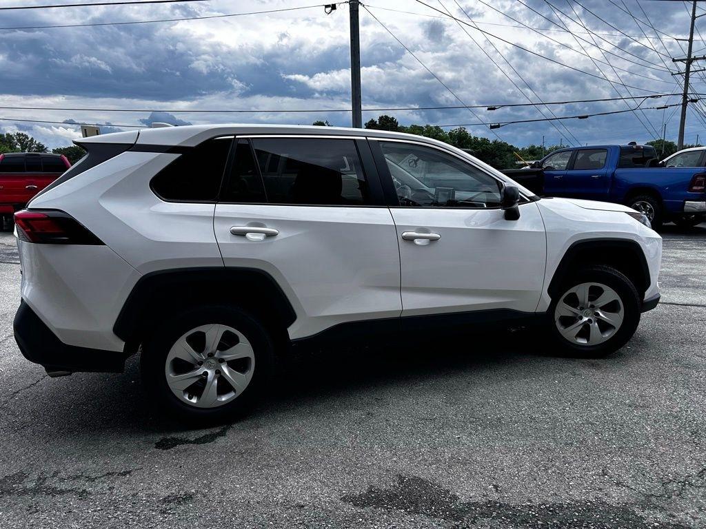 Toyota RAV4 LE FWD (Natl) 2022