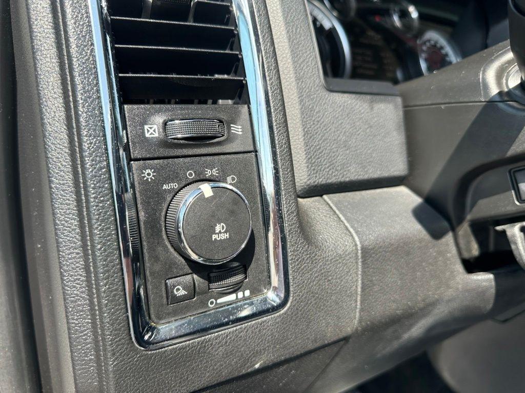RAM 1500 4WD Crew Cab 140.5" Laramie 2013