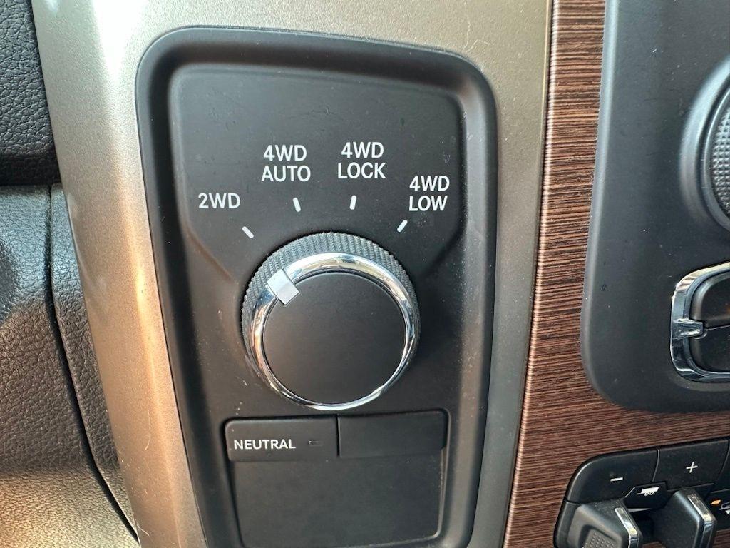 RAM 1500 4WD Crew Cab 140.5" Laramie 2013