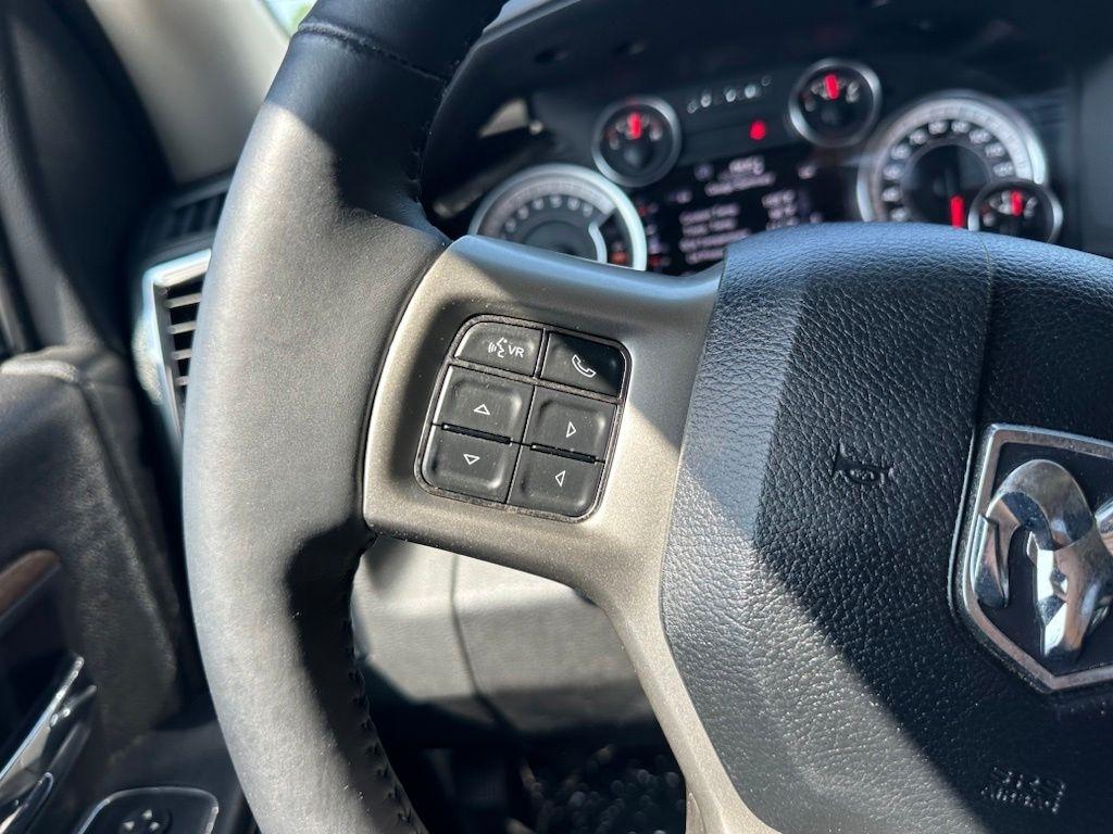RAM 1500 4WD Crew Cab 140.5" Laramie 2013