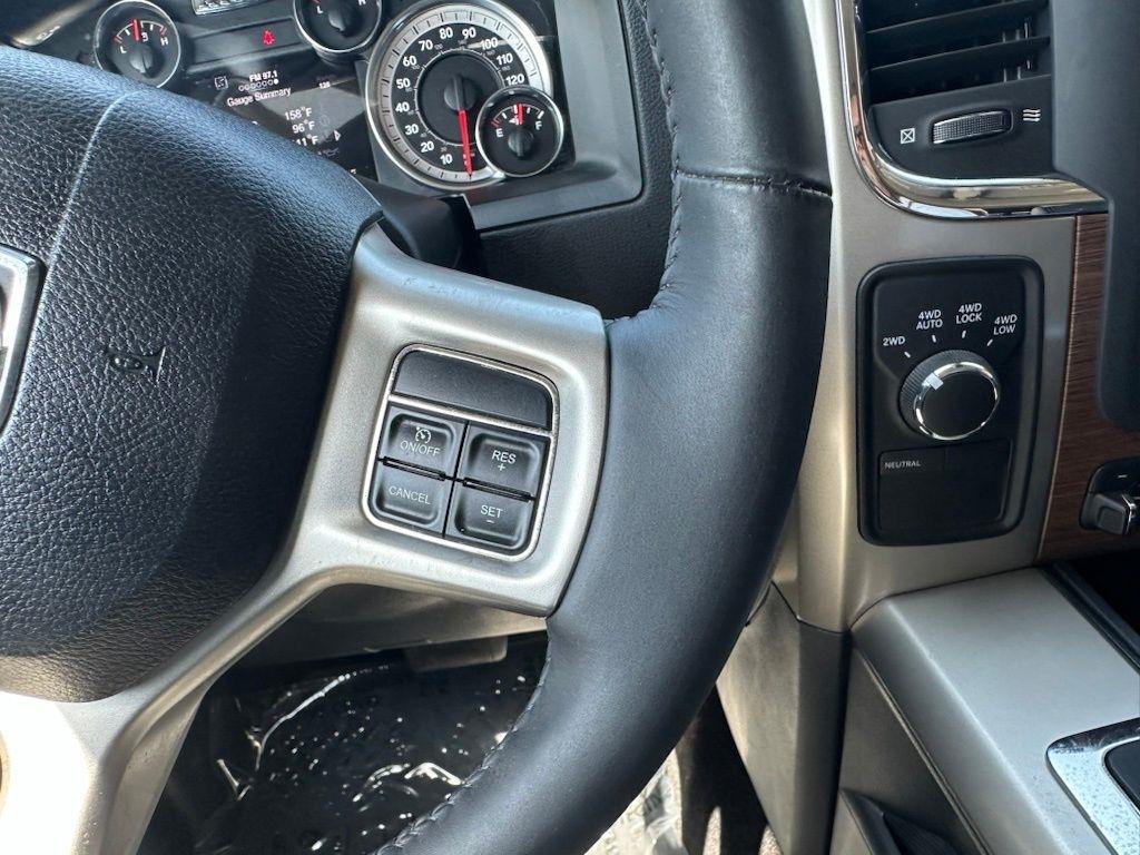 RAM 1500 4WD Crew Cab 140.5" Laramie 2013