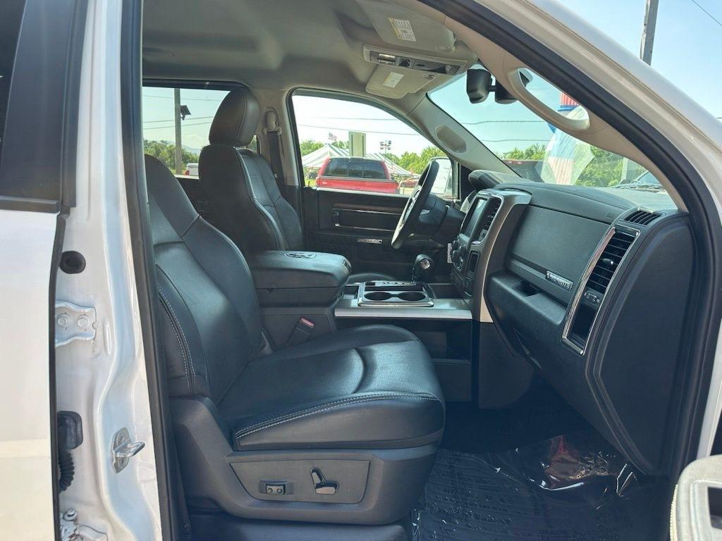 RAM 1500 4WD Crew Cab 140.5" Laramie 2013