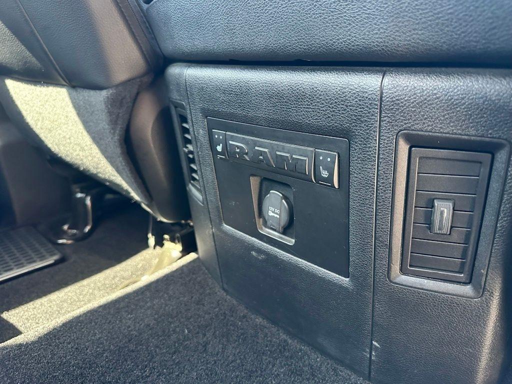 RAM 1500 4WD Crew Cab 140.5" Laramie 2013