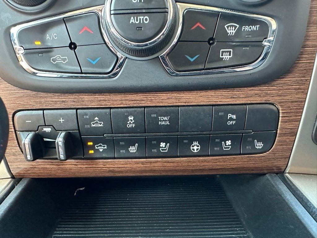 RAM 1500 4WD Crew Cab 140.5" Laramie 2013