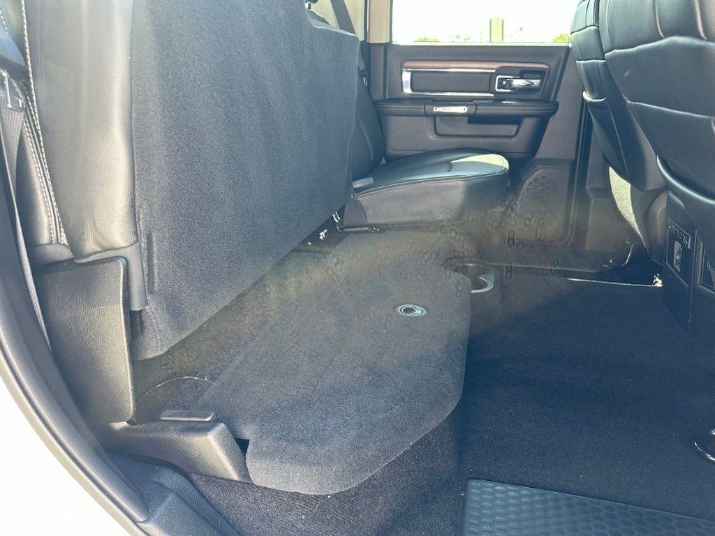 RAM 1500 4WD Crew Cab 140.5" Laramie 2013