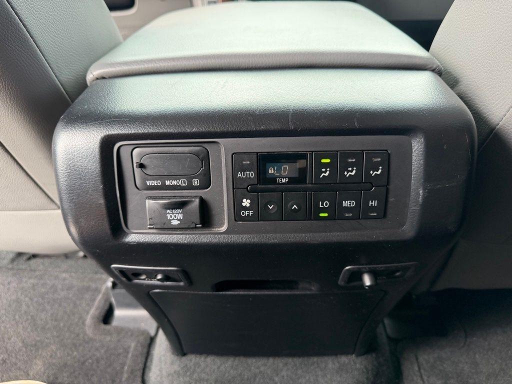Toyota Sequoia 4WD 5.7L Platinum (Natl) 2013