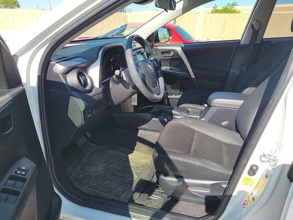 Toyota RAV4 LE FWD (Natl) 2018