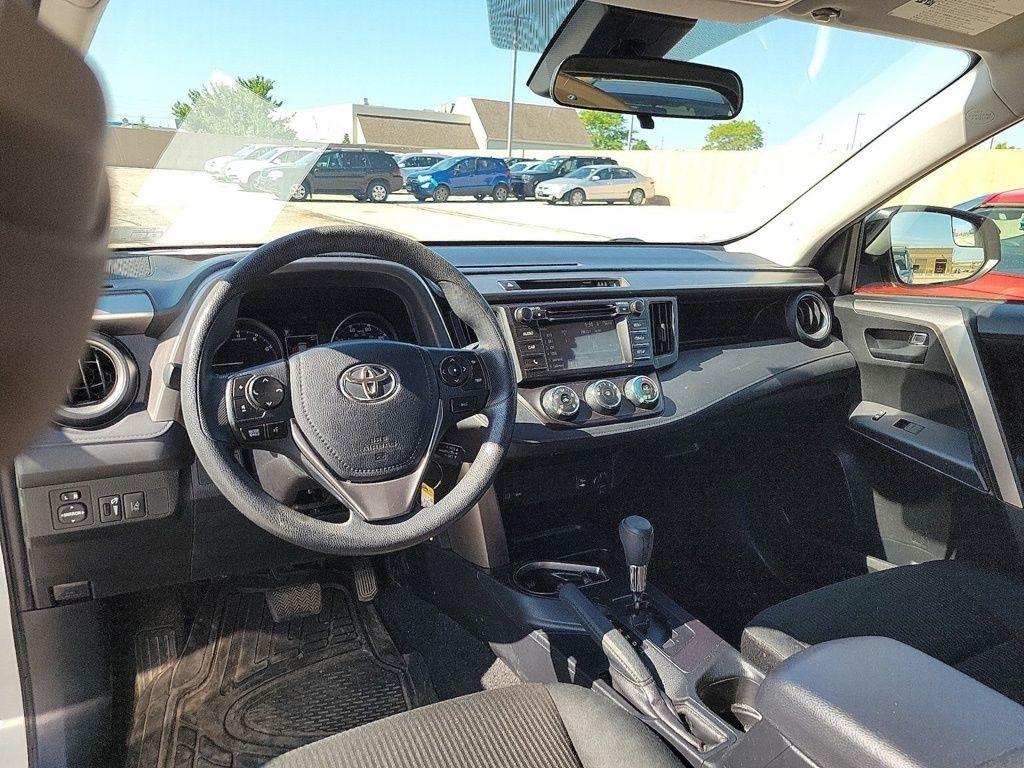 Toyota RAV4 LE FWD (Natl) 2018