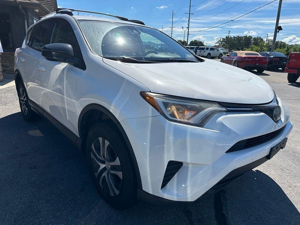 Toyota RAV4 LE FWD (Natl) 2018