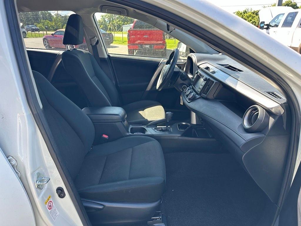 Toyota RAV4 LE FWD (Natl) 2018