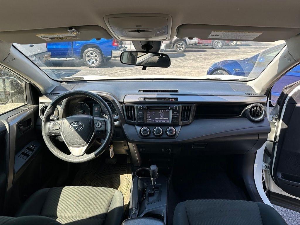 Toyota RAV4 LE FWD (Natl) 2018