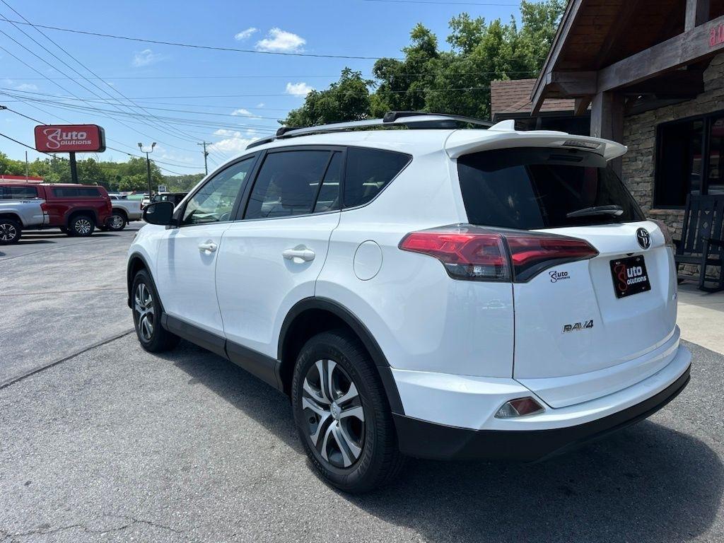 Toyota RAV4 LE FWD (Natl) 2018