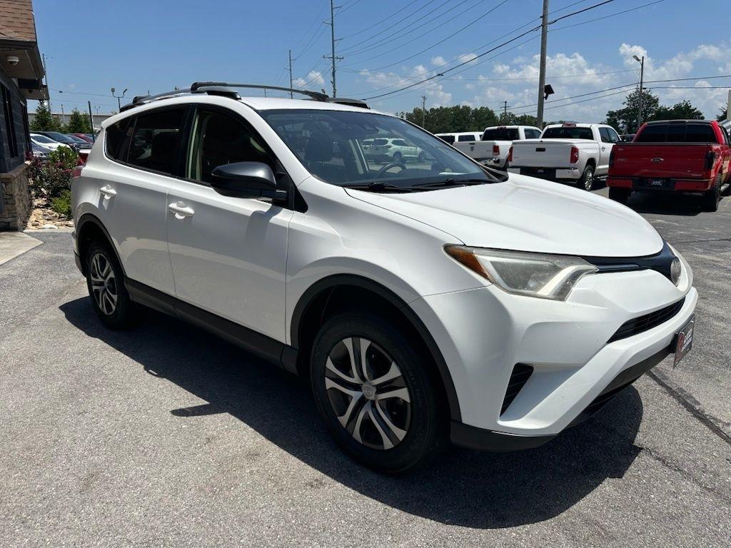 Toyota RAV4 LE FWD (Natl) 2018