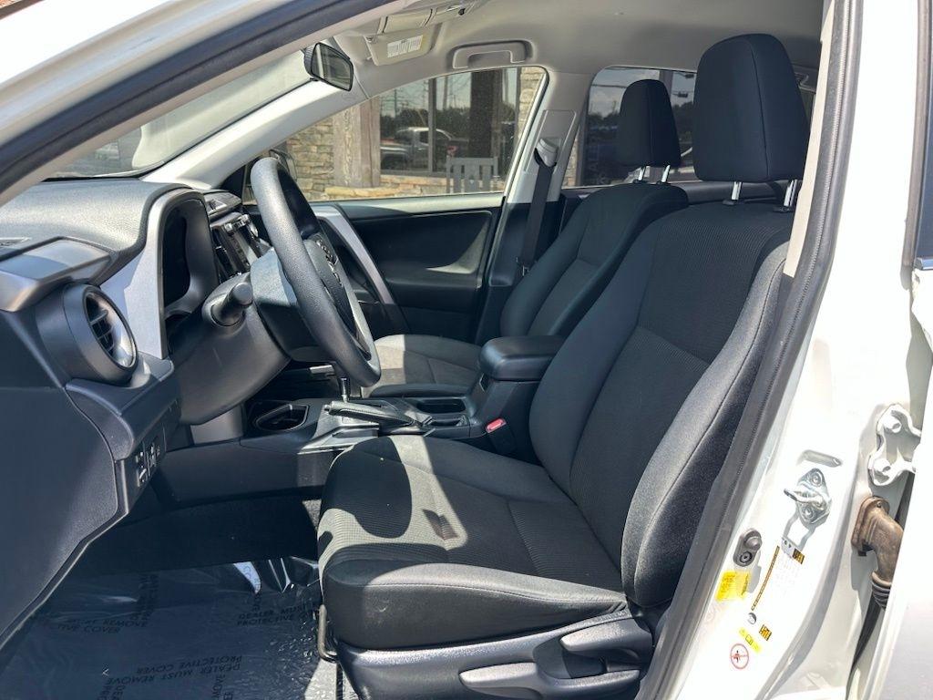 Toyota RAV4 LE FWD (Natl) 2018
