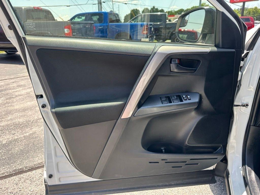 Toyota RAV4 LE FWD (Natl) 2018