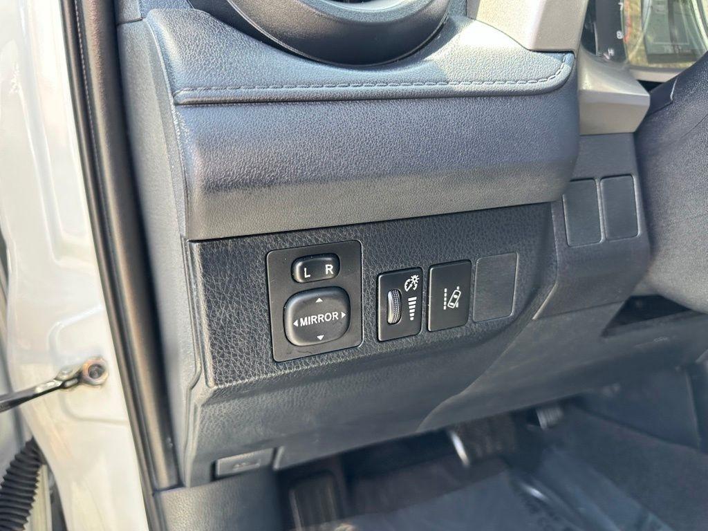 Toyota RAV4 LE FWD (Natl) 2018