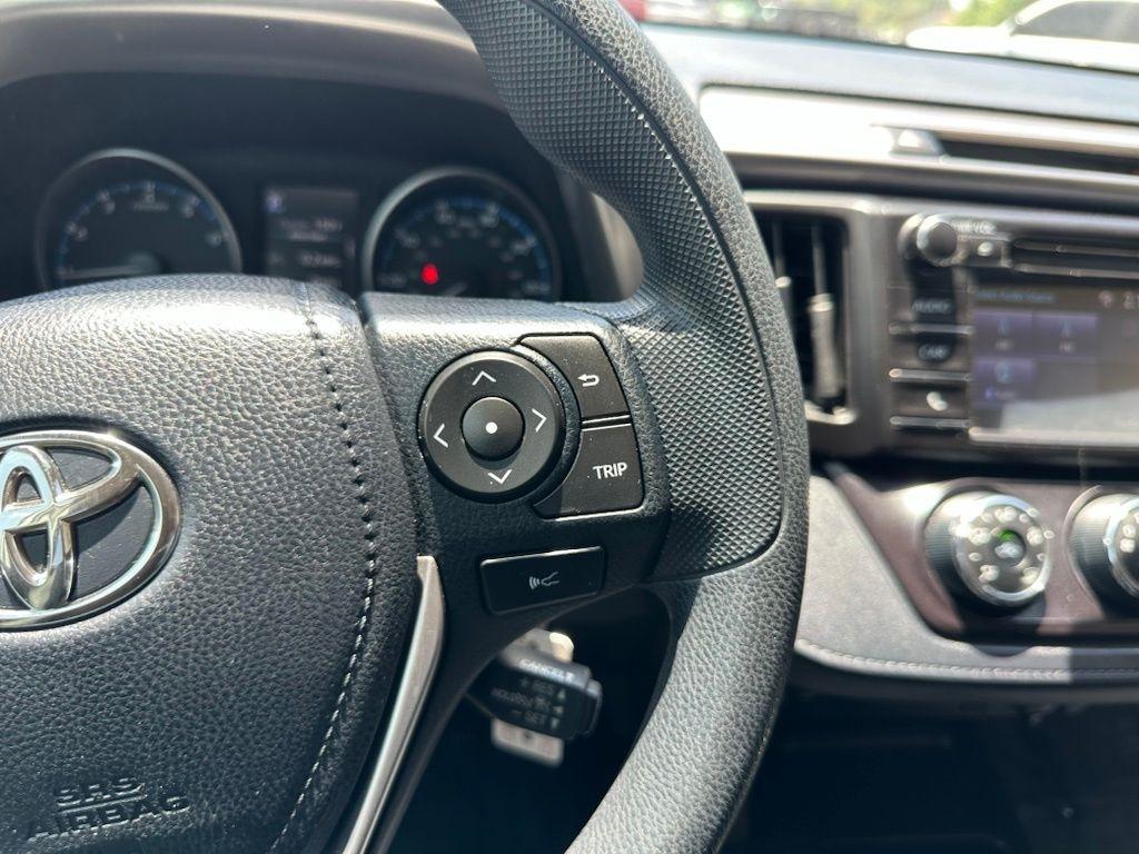 Toyota RAV4 LE FWD (Natl) 2018