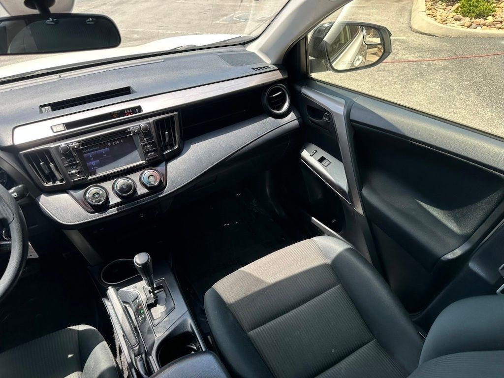 Toyota RAV4 LE FWD (Natl) 2018