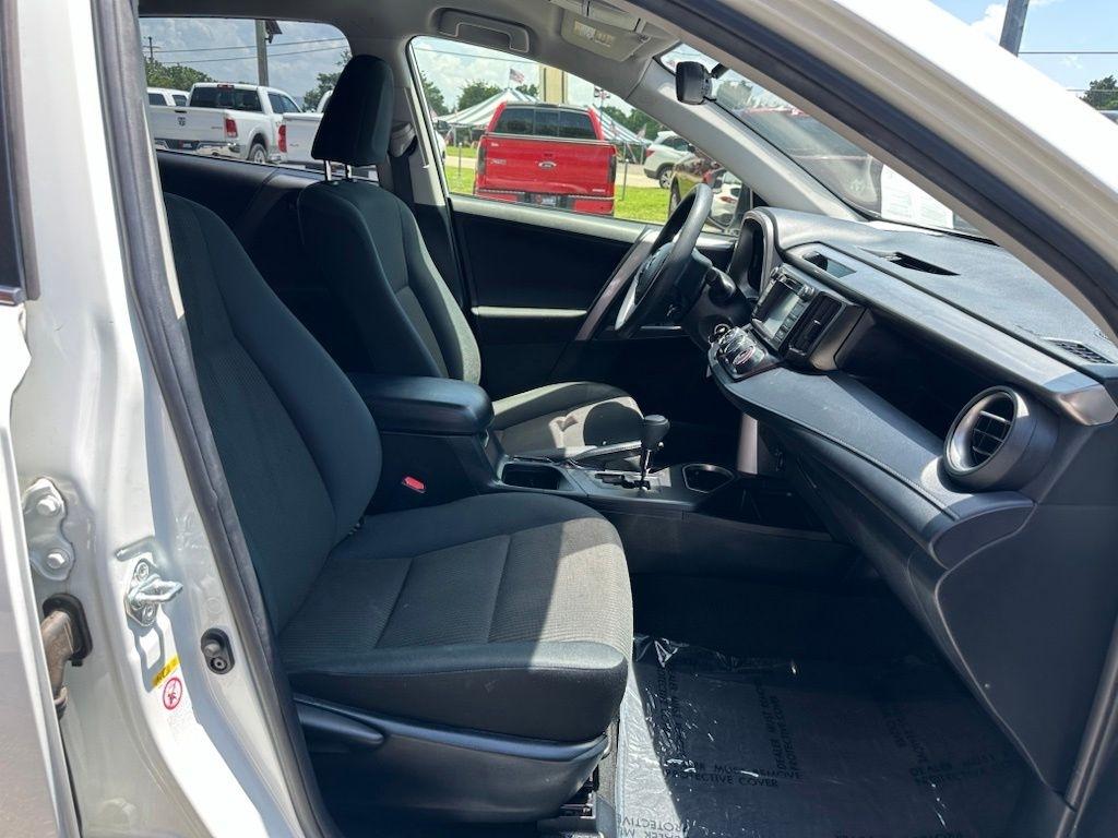Toyota RAV4 LE FWD (Natl) 2018