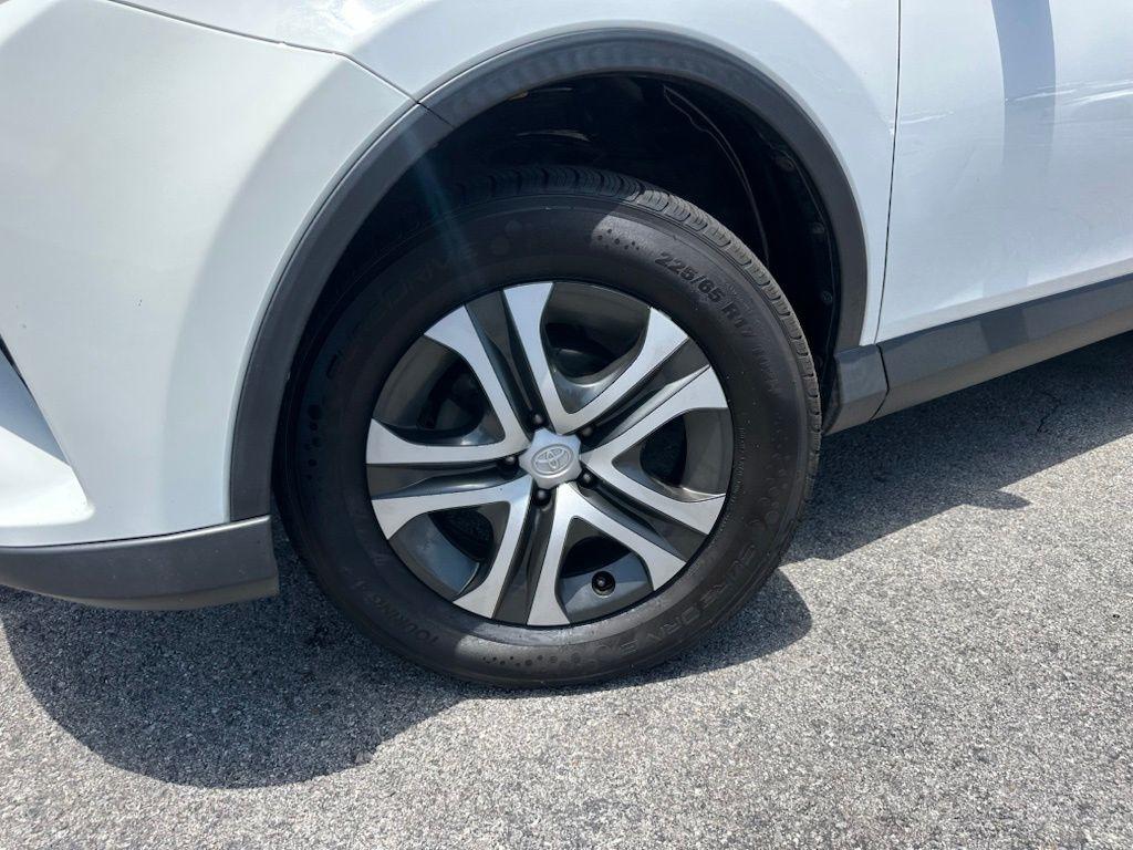 Toyota RAV4 LE FWD (Natl) 2018