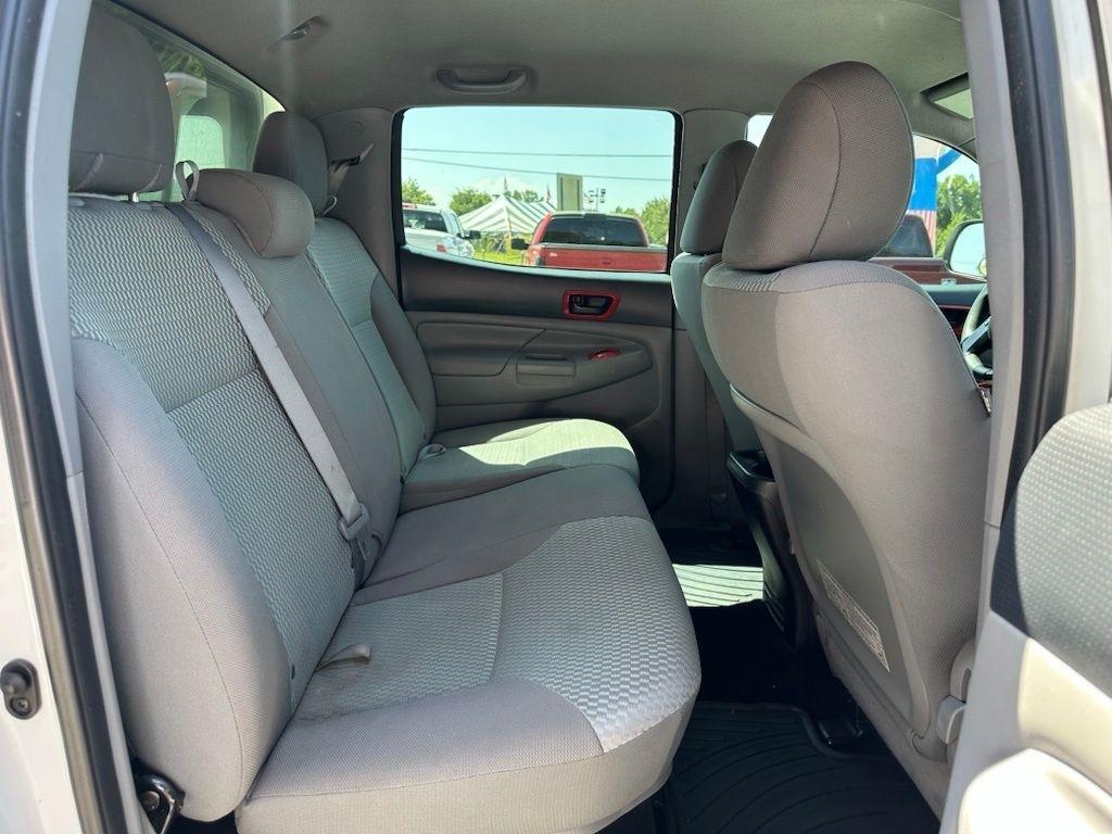 Toyota Tacoma 4WD Double Cab V6 AT (Natl) 2015