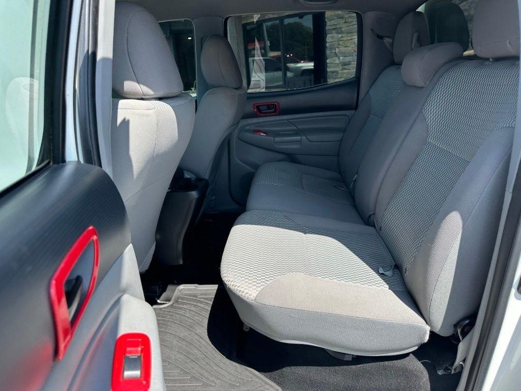 Toyota Tacoma 4WD Double Cab V6 AT (Natl) 2015
