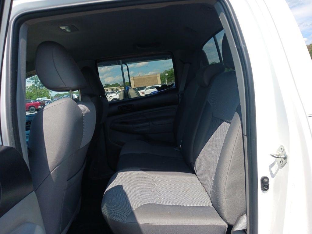 Toyota Tacoma 4WD Double Cab V6 AT (Natl) 2015