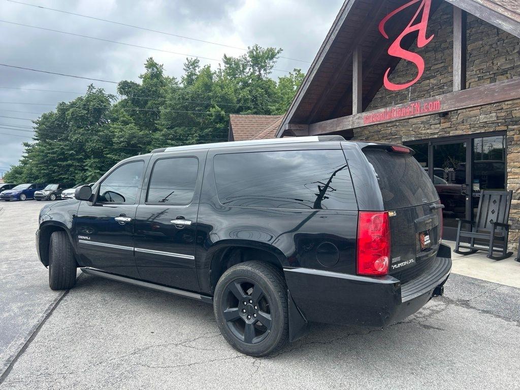 GMC Yukon XL AWD 4dr 1500 Denali 2010