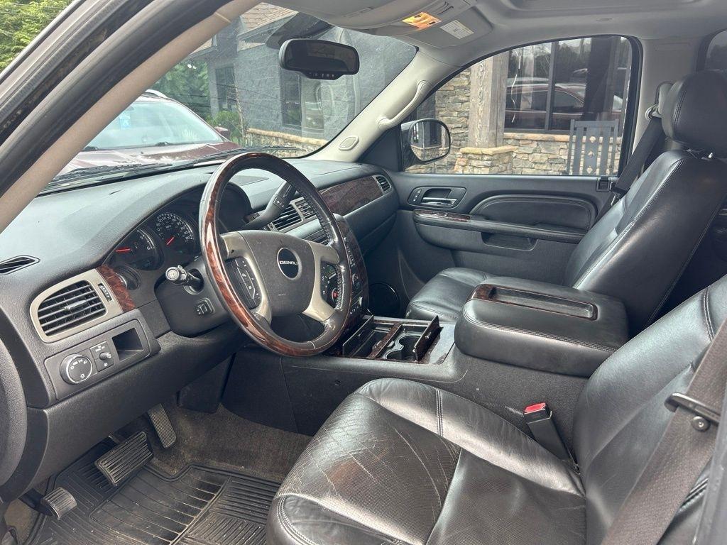 GMC Yukon XL AWD 4dr 1500 Denali 2010