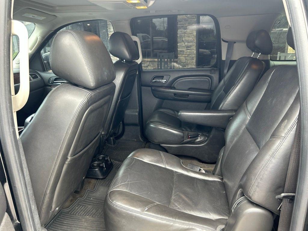 GMC Yukon XL AWD 4dr 1500 Denali 2010