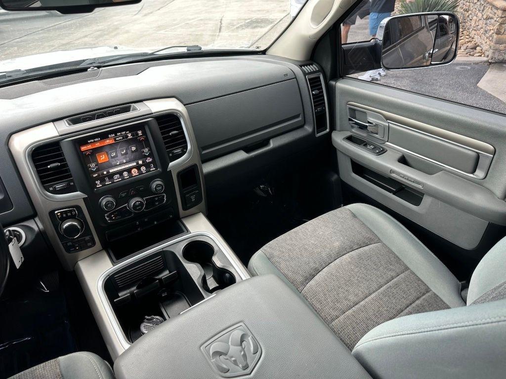 RAM 1500 4WD Crew Cab 140.5" Big Horn 2017