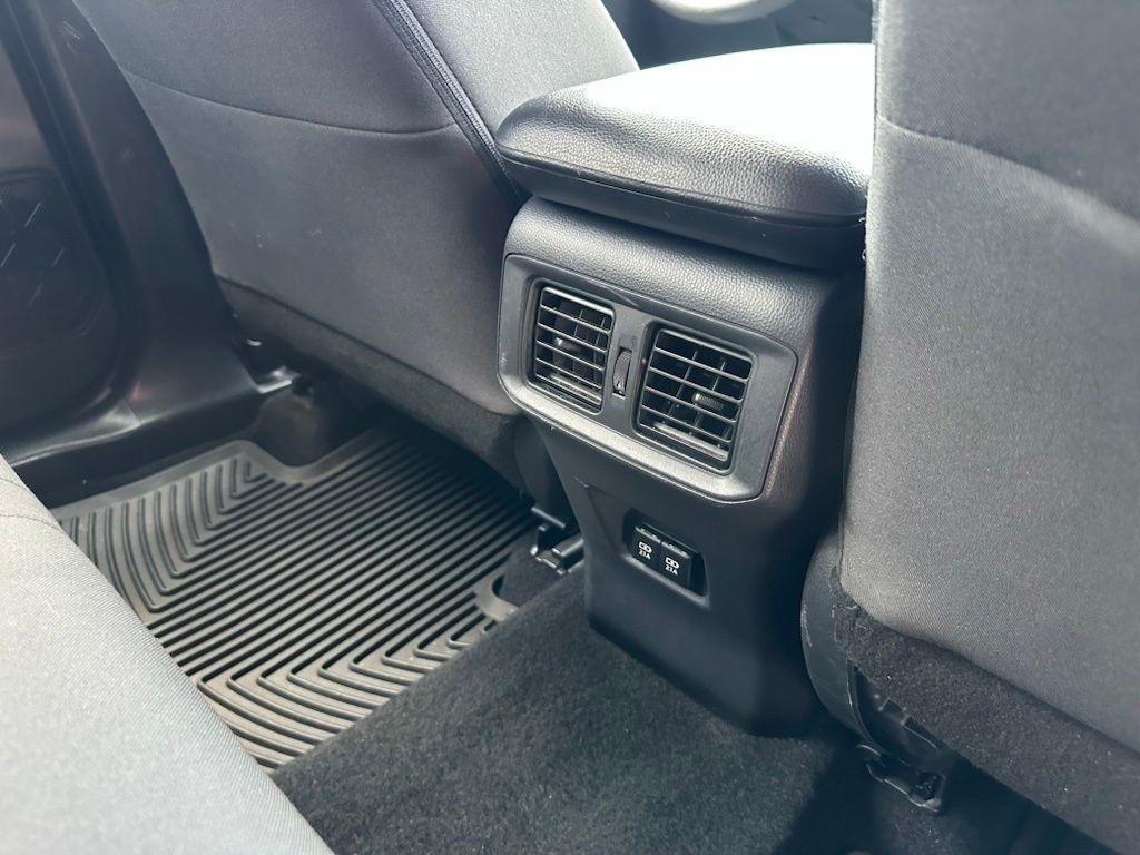 Toyota RAV4 XLE FWD (Natl) 2019