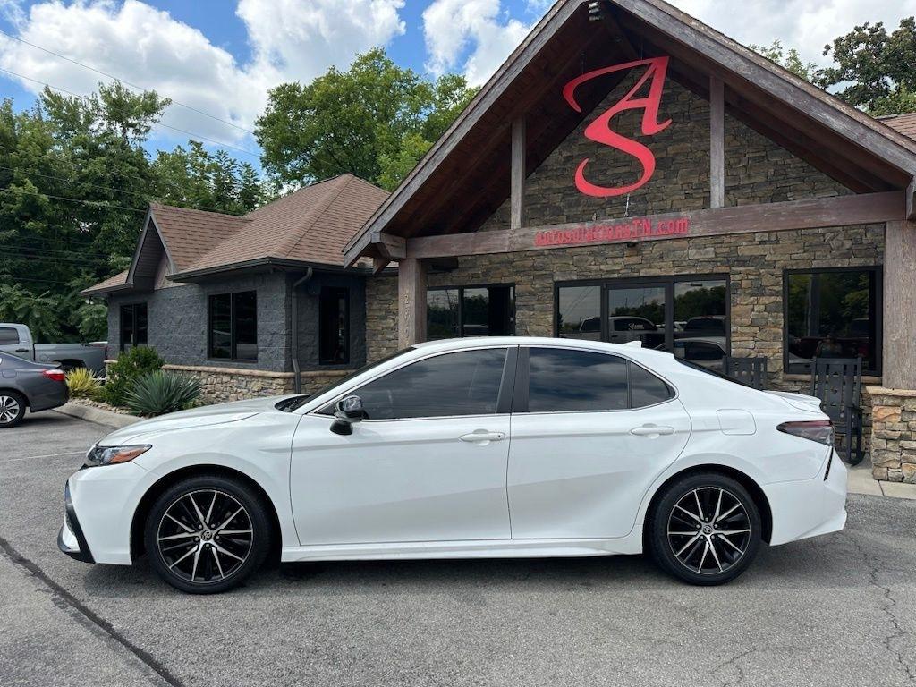 Toyota Camry SE Auto (Natl) 2021