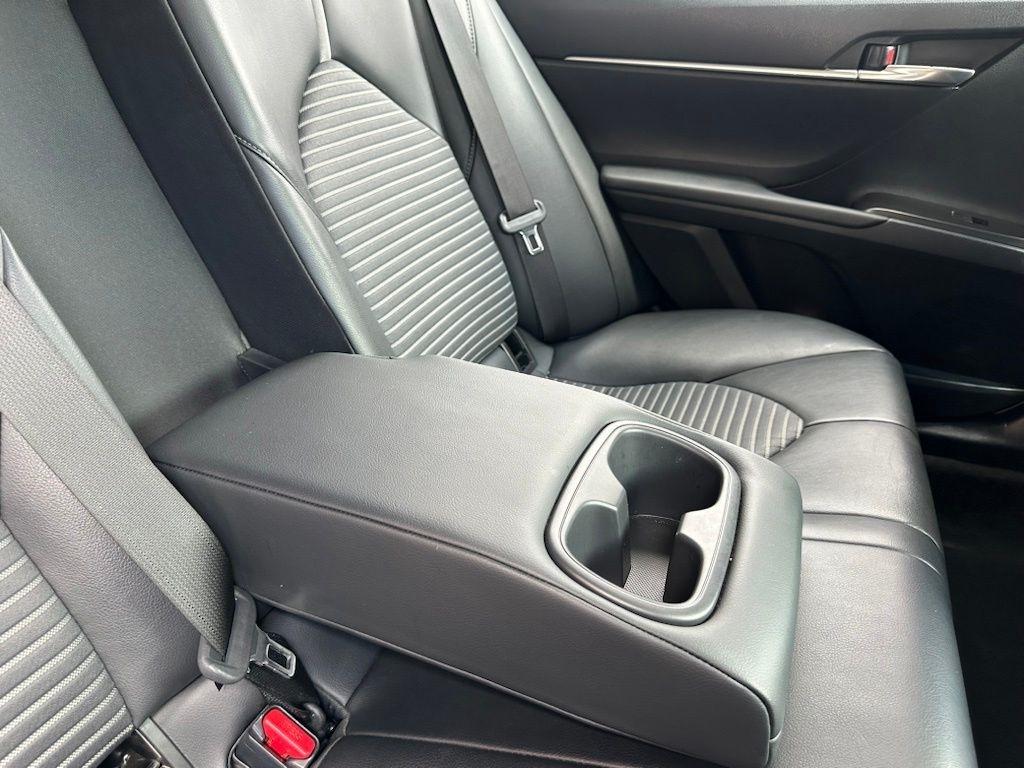 Toyota Camry SE Auto (Natl) 2021