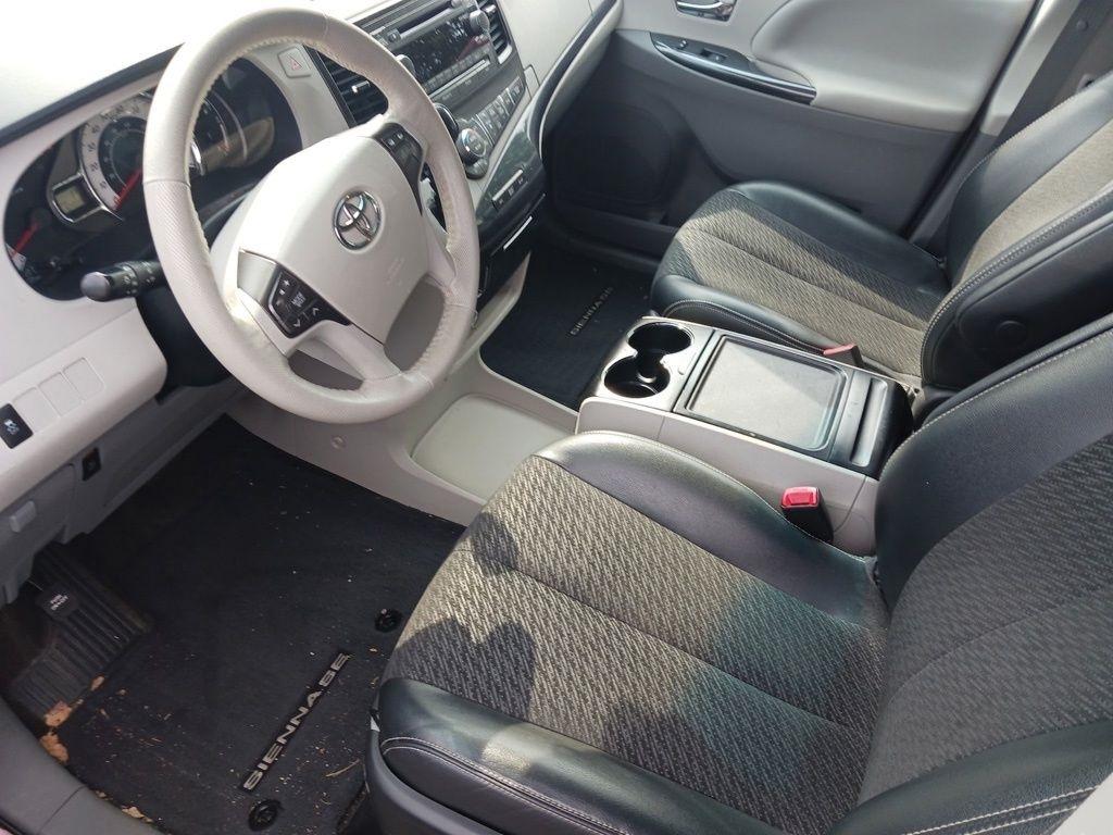 Toyota Sienna 5dr 8-Pass Van V6 SE FWD (Natl) 2013